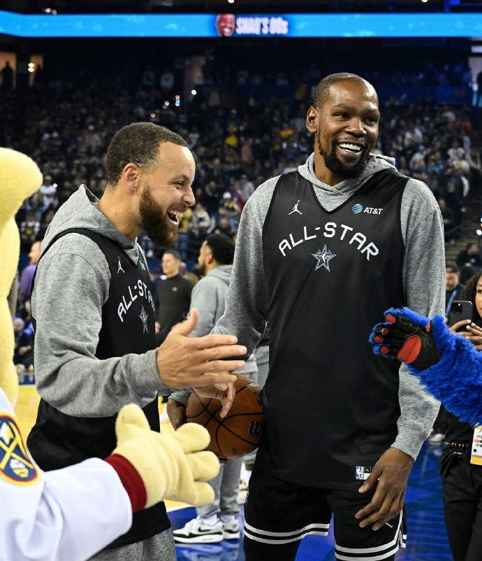 全明星阵容集结,球场上展现极致技艺 全明星阵容集结,球场上展现极致技艺