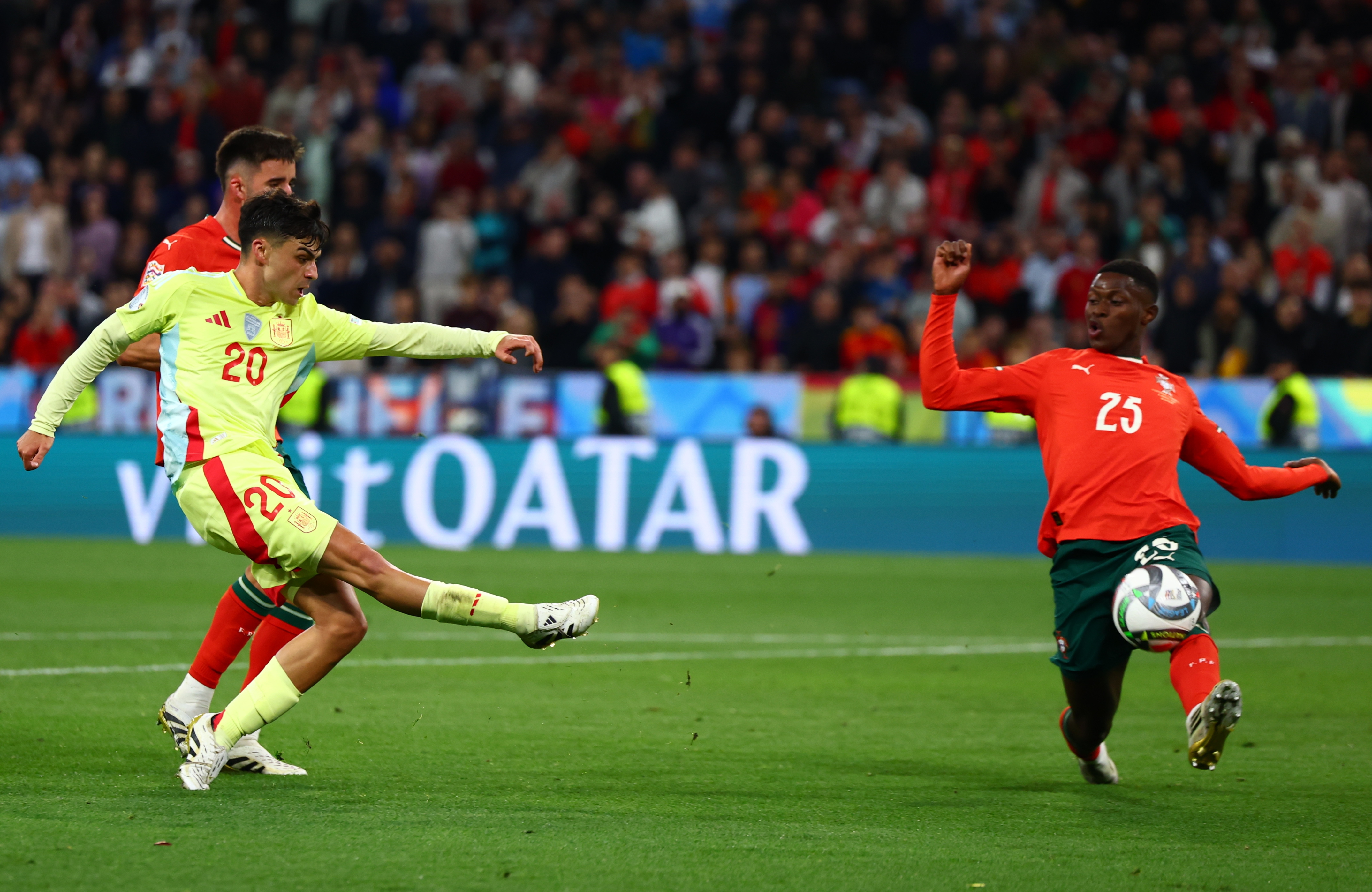 欧国联比赛斗志昂扬,球员们奋力拼搏 欧国联比赛斗志昂扬,球员们奋力拼搏