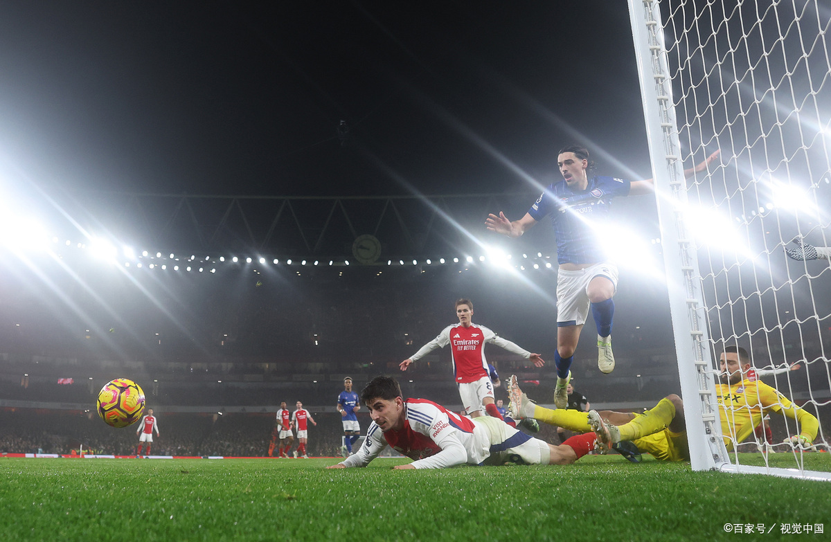 足球比赛中场休息时引发观众热议 足球比赛中场休息时引发观众热议