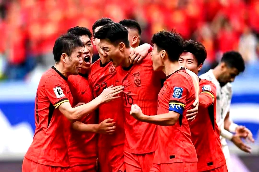 紧张激烈的比赛呈现出双方势均力敌 紧张激烈的比赛呈现出双方势均力敌