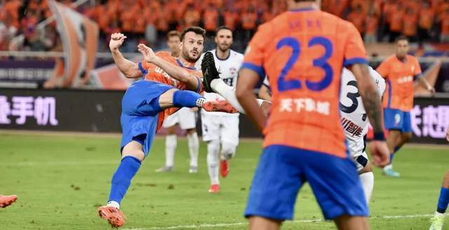 防线严密,球队零封对手赢得胜利 防线严密,球队零封对手赢得胜利