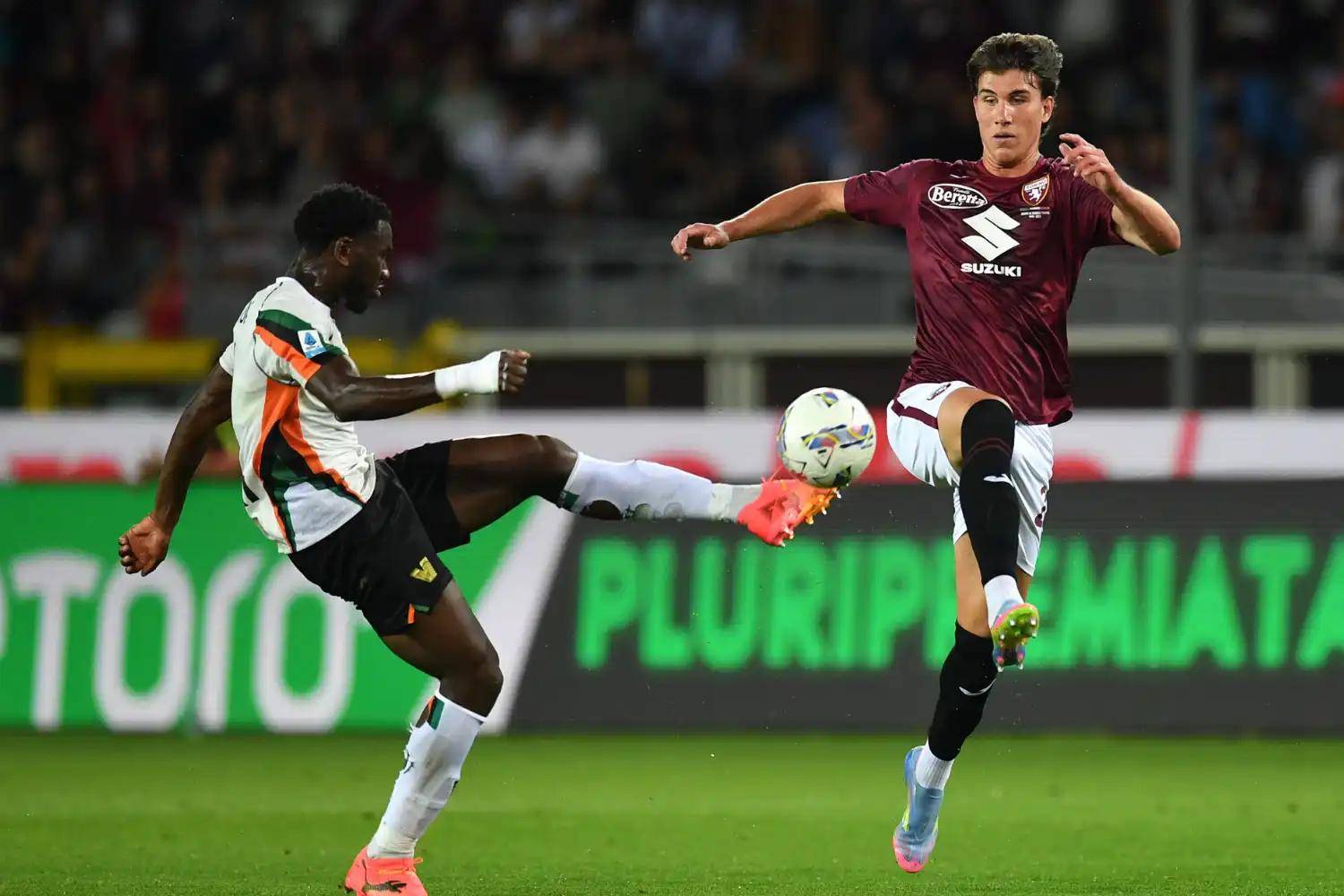 包含都灵主场逆转获胜，士气高涨追赶前列的词条