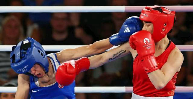 墨西哥选手在拳击比赛中喜获金牌 墨西哥选手在拳击比赛中喜获金牌