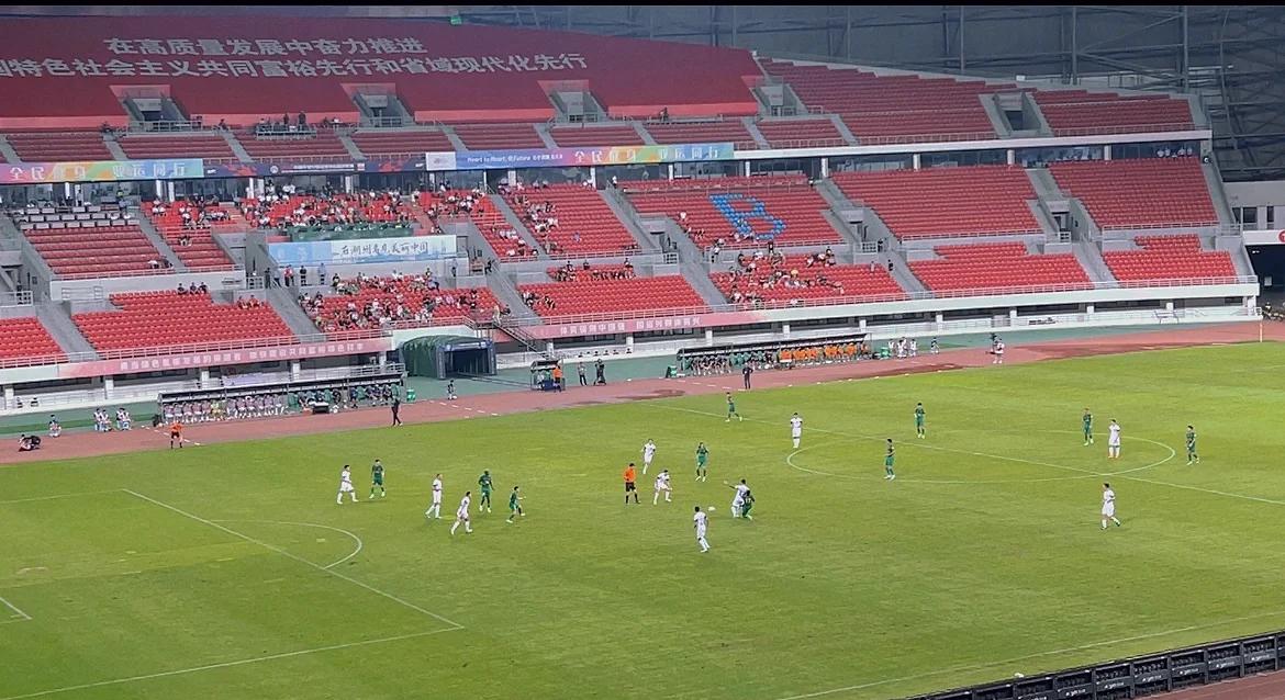 热情高涨的足球盛宴，球迷狂欢不已