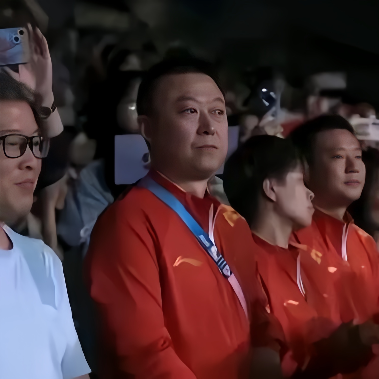 关于赛场竞争激烈,球员奋发拼搏争夺冠军的信息 关于赛场竞争激烈,球员奋发拼搏争夺冠军的信息