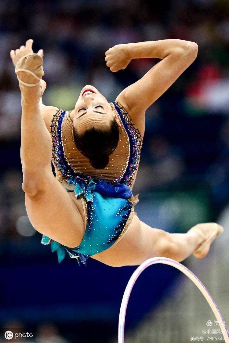 体操选手舞姿优美,展现魅力 体操选手舞姿优美,展现魅力