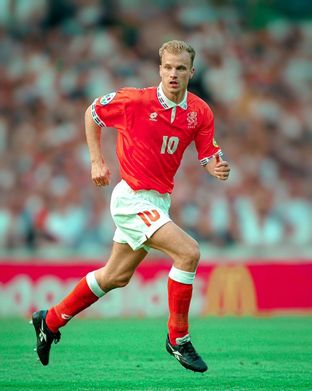 荷兰队在比赛中表现出色,取得胜利 荷兰队在比赛中表现出色,取得胜利