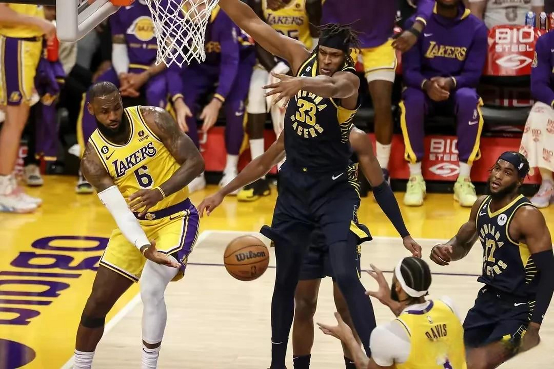 湖人战胜步行者,终结连败 湖人战胜步行者,终结连败