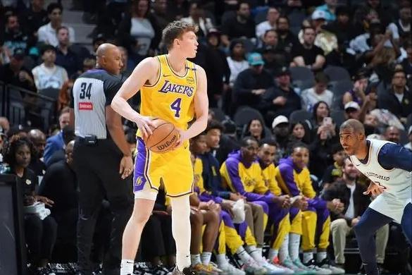 包含NBA新赛季火爆开启，湖人遭遇三连败！的词条