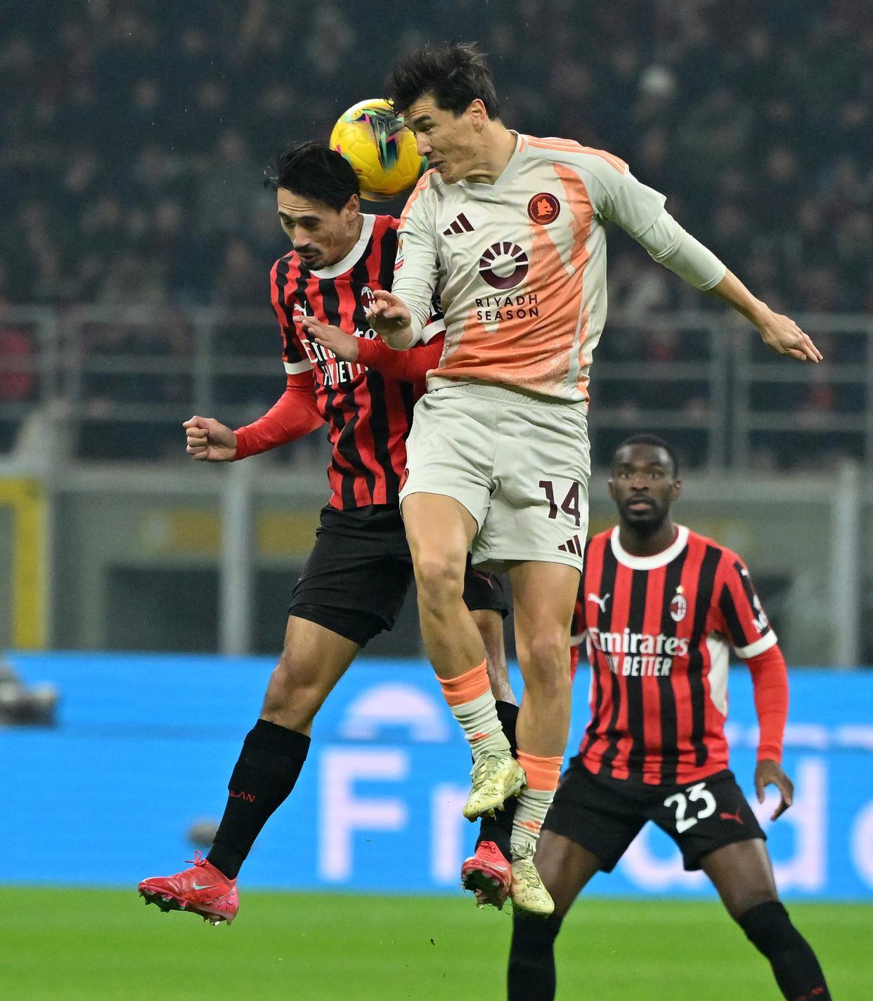 意大利足球悬疑刺激:球迷热情欢呼 意大利足球悬疑刺激:球迷热情欢呼